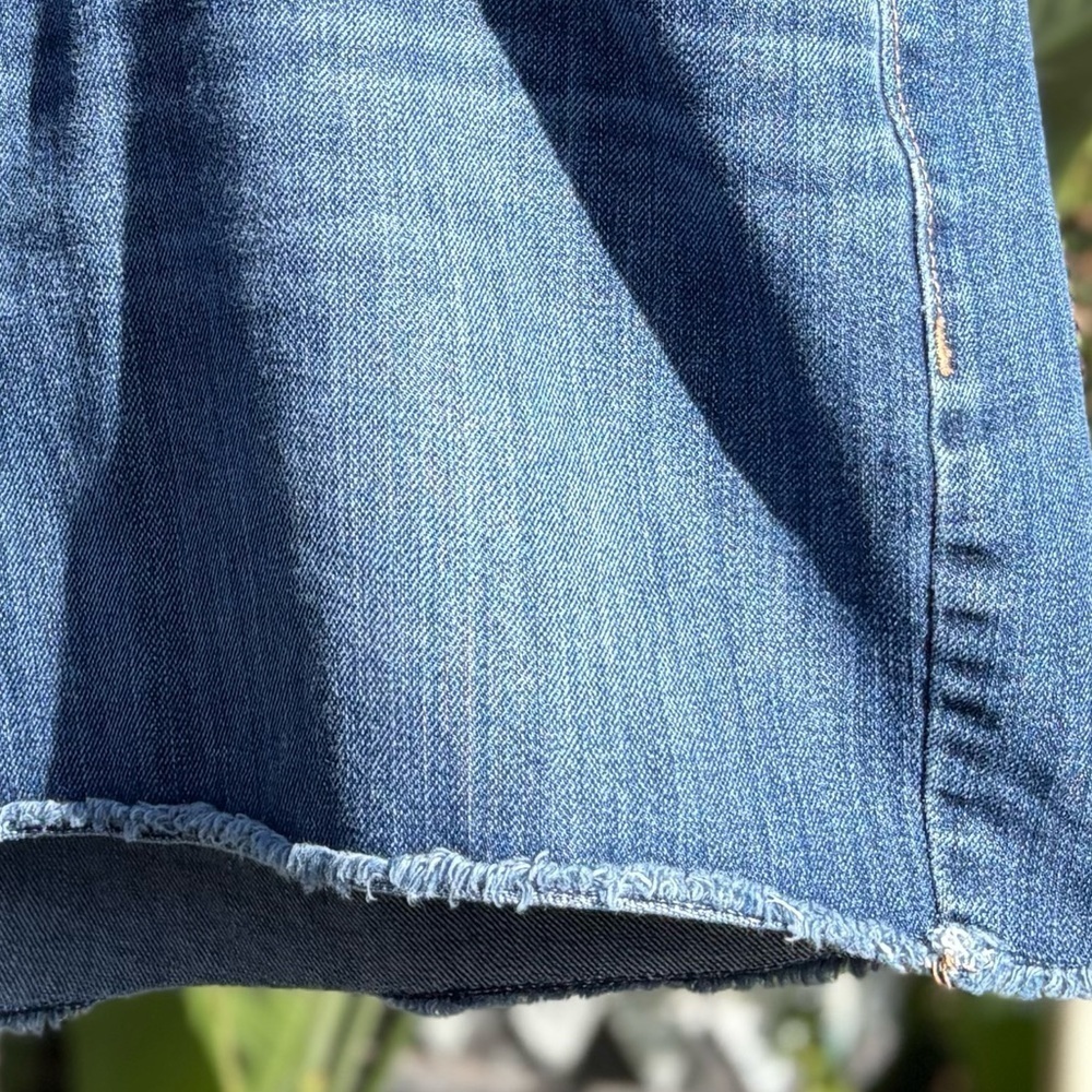 Old Navy The Diva Blue Jean Shorts with Frayed Hem and Relaxed Fit Size 16 - Picture 4 of 6